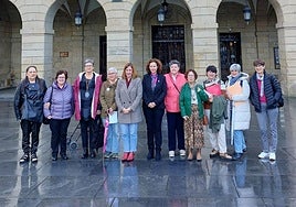 Representantes del Ayuntamiento y de asociaciones de mujeres y feministas que participan en el programa municipal del 25N.
