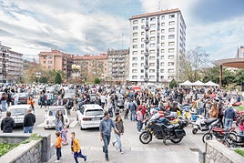 Los vehículos clásicos, coches y motos, fueron los protagonistas en la jornada organizada por Clasicox en la localidad.