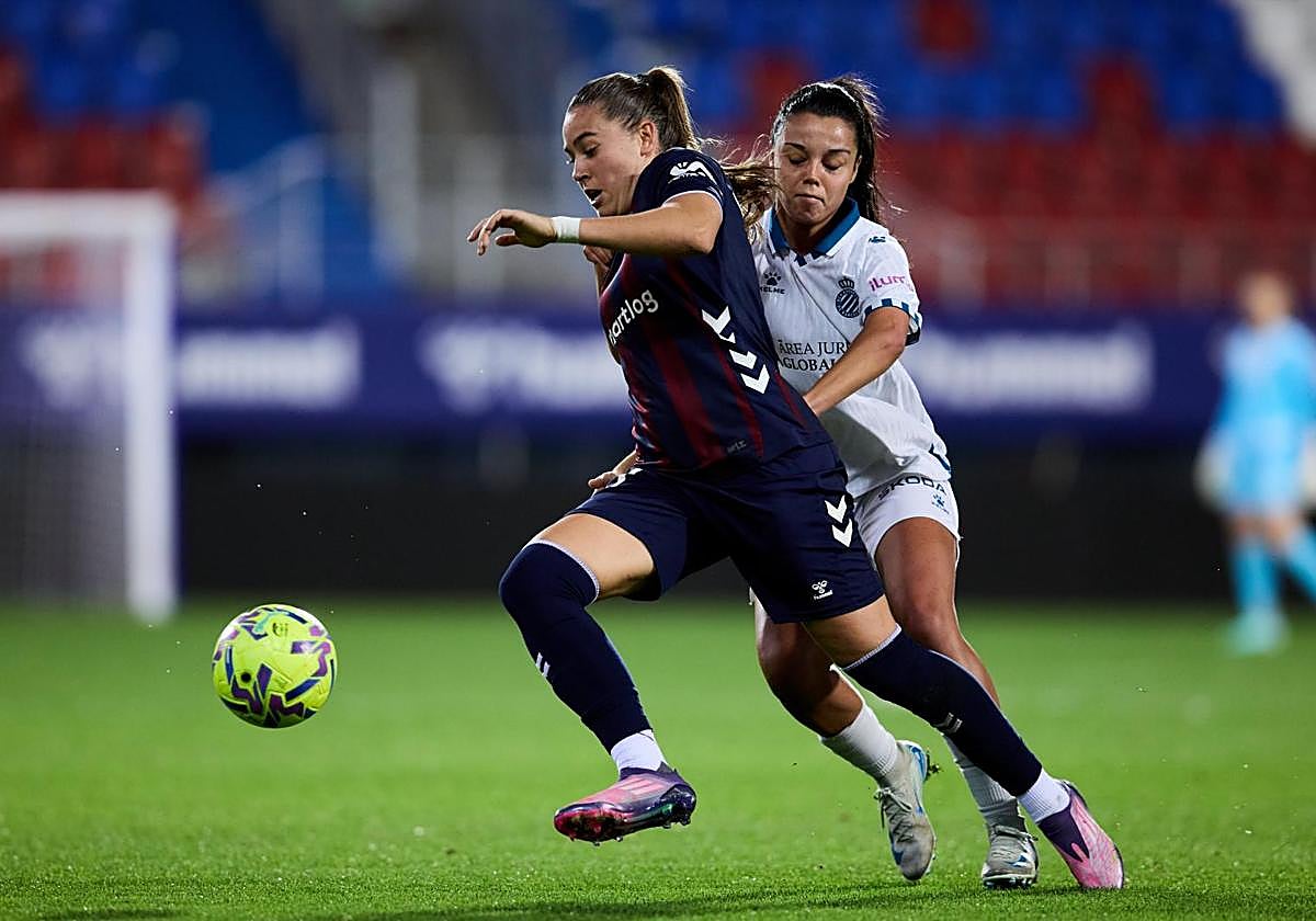 Una jugadora del Eibar se zafa de un rival perica