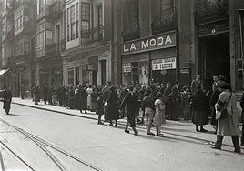 Las colas no eran para la Librería Internacional, que aparece a la izquierda.