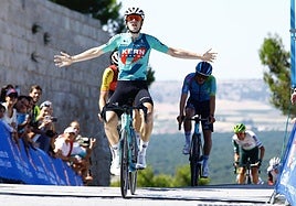 Haimar Etxeberria celebra su triunfo en Castilla y León esta temporada 2025.