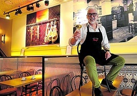 Mugi, Juanma es hostelero de los pies a la cabeza