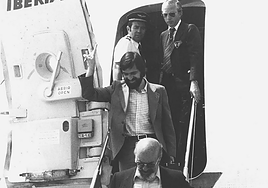 Marcos Vizcaya desciende del avión en el aeropuerto de Sondika tras rematar la negociación del Estatuto de Gernika en Madrid en 1979.