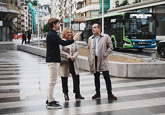 Jon Insausti, Susana García Chueca y el viceconsejero Miguel Ángel Páez, ayer en la plaza Xabier Zubiri.