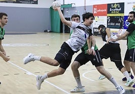 Joel Baltasar se prepara para lanzar contra el Beti-Onak en el Aritzbatalde.