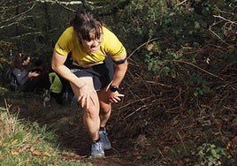 Hasier Murua afronta los últimos metros antes de alcanzar el vértice geodésico de Karakate. Irati Ortiz de Anda sale del hayedo a la campa.