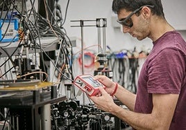 Uno de los ponentes, Asier Mongelos, en el laboratorio.