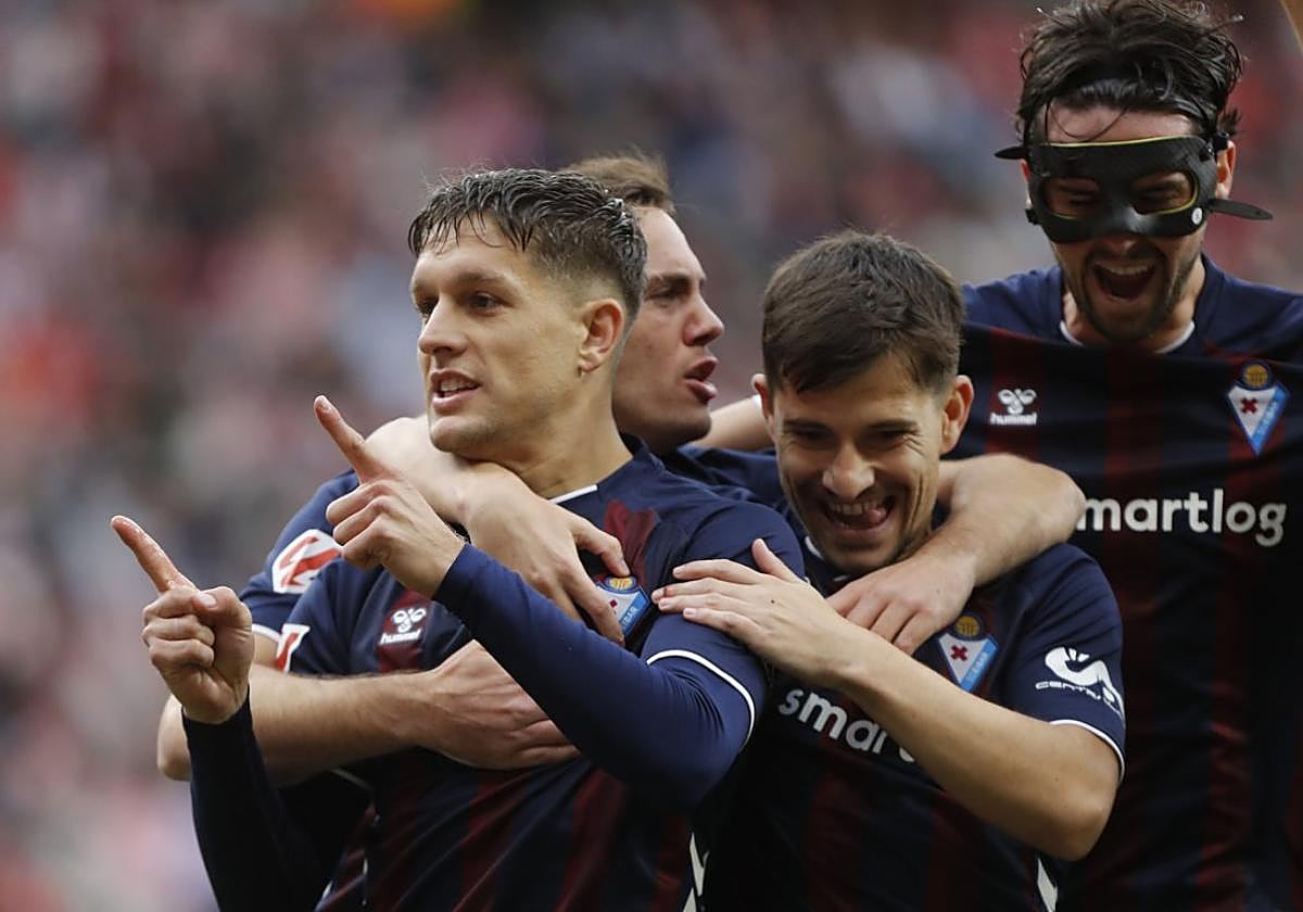 José Corpas anotó el tanto del Eibar tras una jugada colectiva en la que dieron hasta 16 toques, iniciada por Magunagoitia hasta marcar.