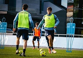 Marín conduce el balón, ayer en Zubieta.