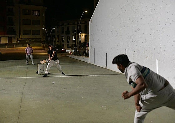 El frotón de la plaza Zelai Aristi de Zumarraga es donde entrenan a críquet.