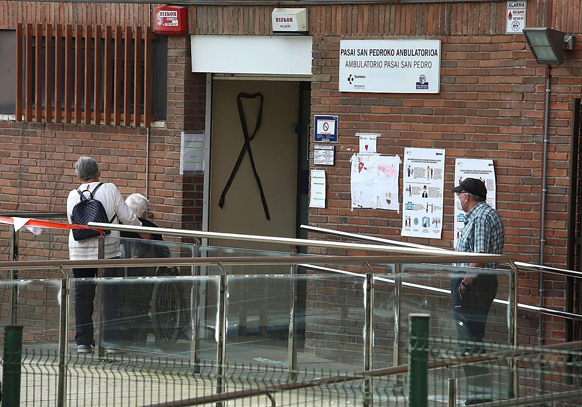 Varios pacientes caminan frente al ambulatorio de Pasai San Pedro.