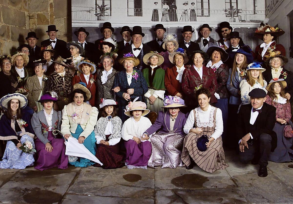 Imagen de los ormaiztegiarras con sus atuendos del Día Elegante el pasado año en una foto grupal tomada durante la celebración.