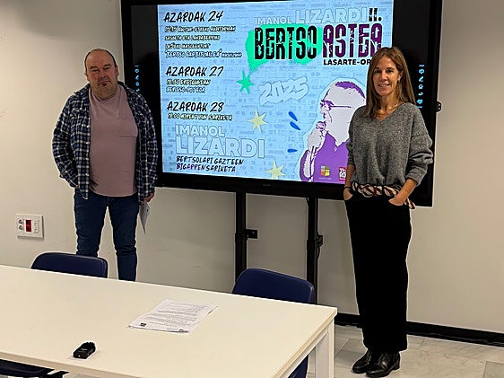 El representante de Earra! bertso eskola, Joxe Krutz Labaka, y la concejal de Euskera, Estitxu Alkorta.