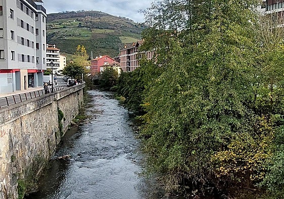 El río Urola cruza Azpeitia de extremo a extremo.