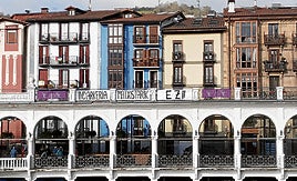 Cartel contra la violencia machista colocada en la terraza del Tinglado de Tolosa con motivo del 25-N.