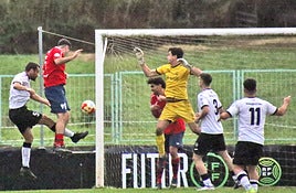 En este córner lograban el primer tanto los alaveses tras el error de portero y defensa.