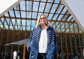 Ana Isabel Cerezo en el exterior del Centro Carlos Santamaría, en Donostia.