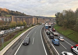Retenciones a la altura de Beasain por la colisión de un camión y una furgoneta en la N-I este martes por la mañana.