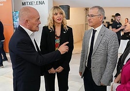 Pérez Iglesias se dirige al rector de la UPV/EHU, Joxerramon Bengoetxea, en presencia de la vicerrectora Estitxu Garai.