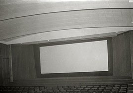 La pantalla del cine Savoy, abierto en Gros en el año 1962.