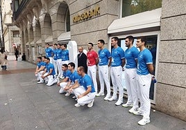 Los pelotaris participantes posan en la sede de Kutxabank en Bilbao.