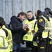 Vigilantes de seguridad de Prosegur en el control de accesos de un partido en San Mamés.