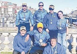 La expedición de Pasaia Kayak, feliz con el trofeo y las medallas logradas.
