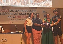 Isaak Aranberrik jaso zuen 'Cori'dortoka, Meridan izandako Unesko Eskola Elkartuen topaketan, Rossana Afonsoren eskutik.