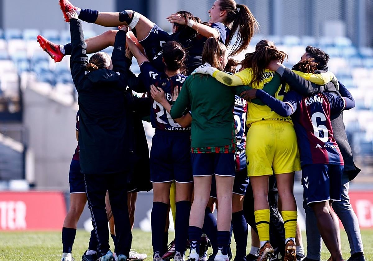 Las jugadoras del Eibar celebrando su histórica victoria en el Alfredo Di Stéfano la temporada pasada.