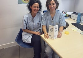 La enfermera de Pediatría, Laura Martín, y la matrona, Miren Agirregomezkora se encargan de la recogida de donaciones de leche materna.