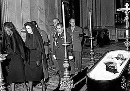 Carmen Polo, mujer de Franco, y su hija Carmen Franco, en el palacio de El Pardo.