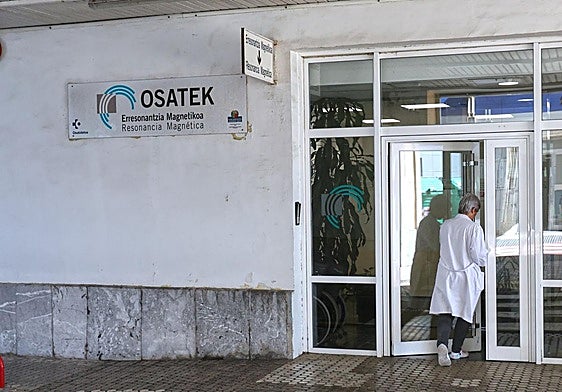 Una sanitaria accede a la sede de Osatek situada en el Hospital Donostia.