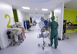 Una sanitaria camina por la zona de quirófanos del Hospital Donostia.