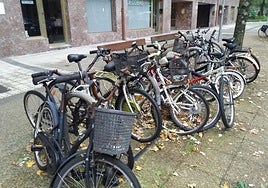 Denuncia Ignacio Ángel Serras: «Enfrente de la calle Catalina de Erauso 19 hay cerca de ocho bicicletas que llevan años abandonadas, ocupando unos aros de aparcamiento que el resto de vecinos no podemos utilizar. Al resto solo nos queda utilizar las farolas o los árboles cercanos para candarlas. Quien sea el responsable del citado control que cumpla con sus obligaciones».