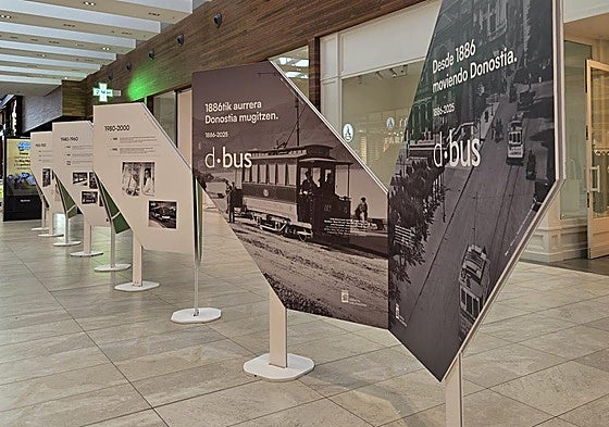 Uno de los paneles que resumen la historia de Dbus en Garbera.