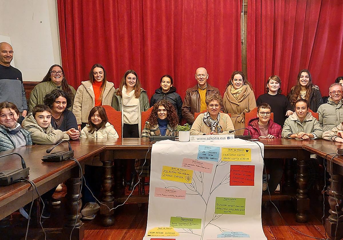 Alderdi politikoetako ordezkariak, Haur eta Nereabeen Foroko kideak eta eragileak.