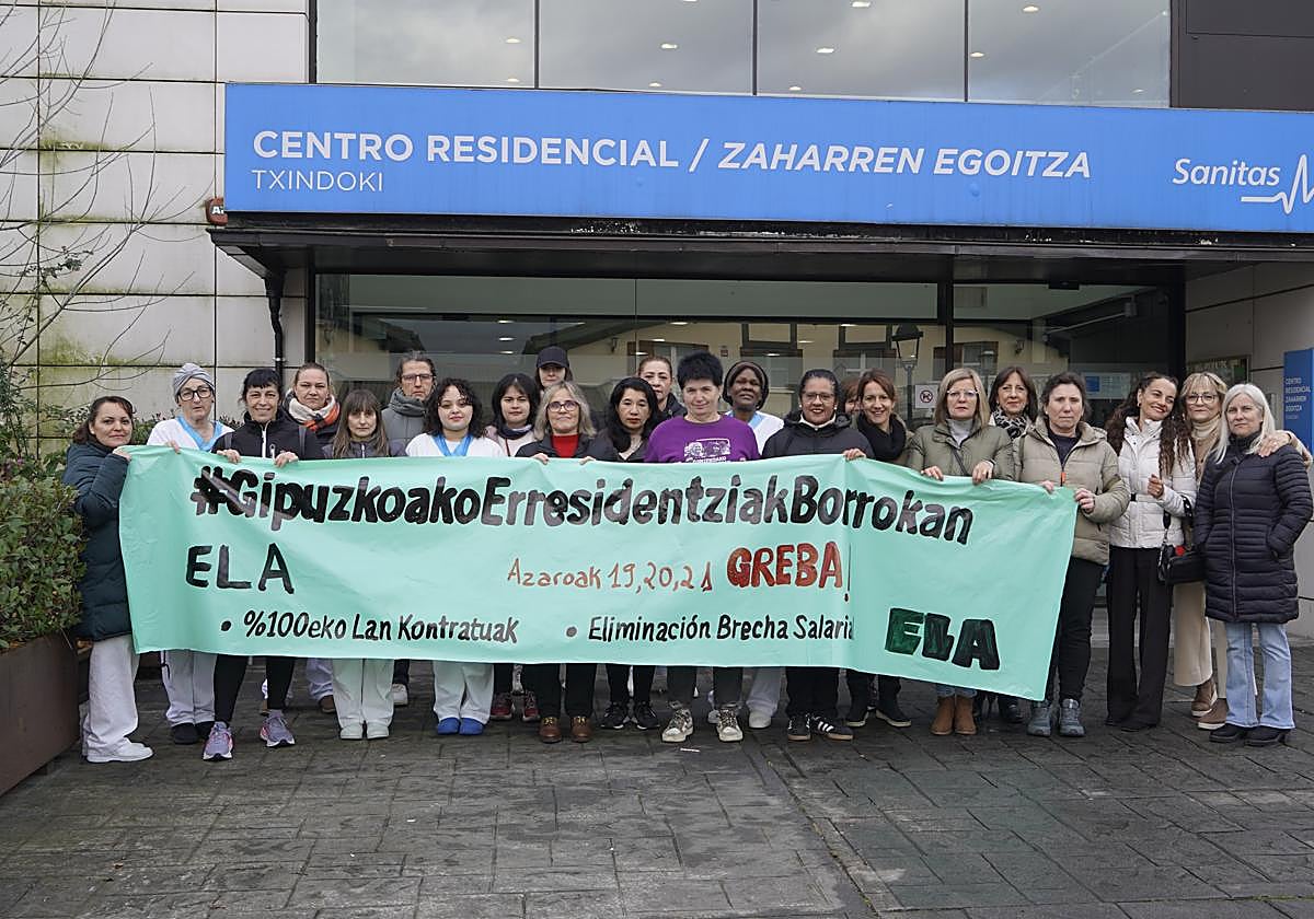 Las trabajadoras de Sanitas Txindoki se manifestaron frente al gerontológico local.