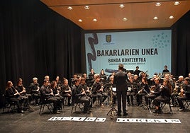 Los miembros de la Banda de la Musika Eskola quisieron recordar a Arantxa Irigoras, que fue durante años parte de la agrupación.