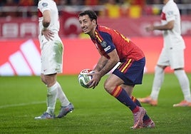 Mikel Oyarzabal recoge, sonriente, el balón tras marcar ante Turquía