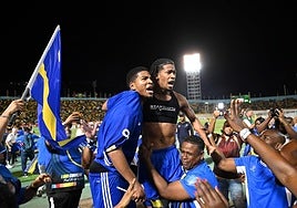 Los jugadores de Curazao celebran su clasificación para el Mundial tras lograr el empate que necesitaban contra Jamaica en el Esadio Nacional de Kingston, este martes.