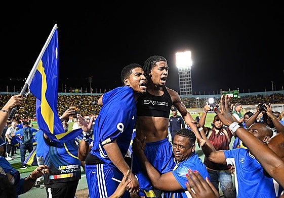 Los jugadores de Curazao celebran su clasificación para el Mundial tras lograr el empate que necesitaban contra Jamaica en el Esadio Nacional de Kingston, este martes.