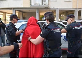 Marlaska discrepa con la Ertzaintza y asegura que «no es necesario para prevenir delitos» publicar la nacionalidad de los detenidos