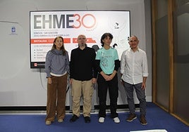 Ana López, concejala de Cultura del Ayuntamiento de Donostia, junto a representantes de la asociación vasca de escuelas de música y danza.