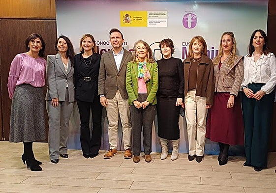 Premiados e instituciones, este miércoles, en la entrega de los Menina, en el Aquarium de Donostia.
