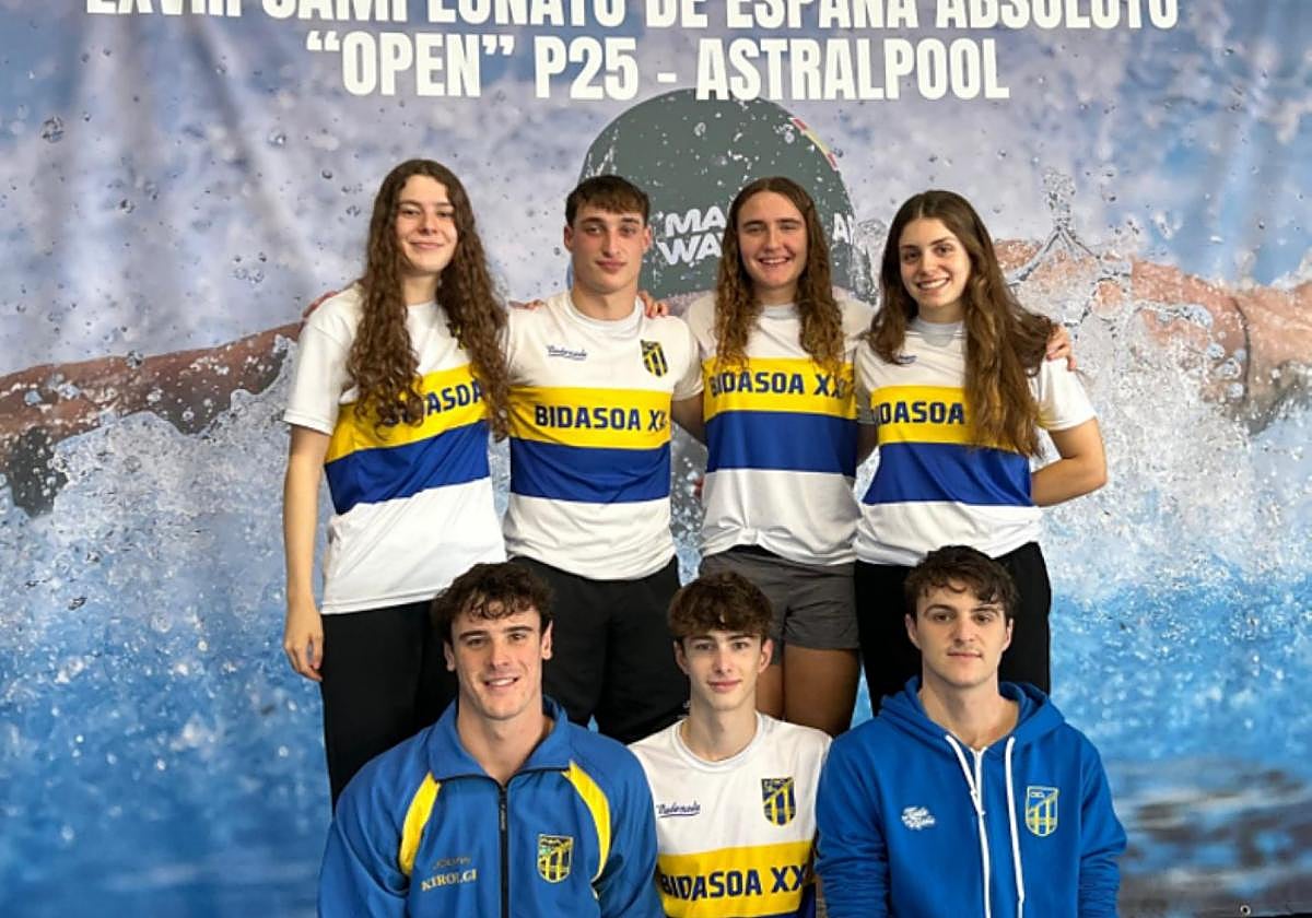 Nadadores del Bidasoa XXI que participaron en el estatal.