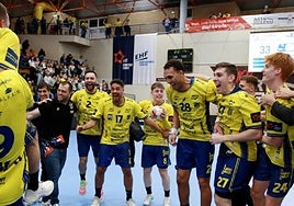 Los jugadores del Irudek Bidasoa Irun soltaron todo al final del partido contra el Saint Raphael en Artaleku.