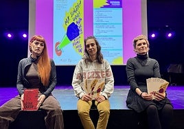 Nerea Lorón 'La Furia', la concejala Eva Abuin y la técnica de Igualdad Amets Beltrán de Guevara.