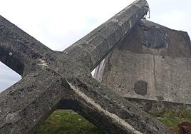 La cruz de Morkaiku apoyada en la base sobre la que se asentaba, el pasado martes por la mañana.