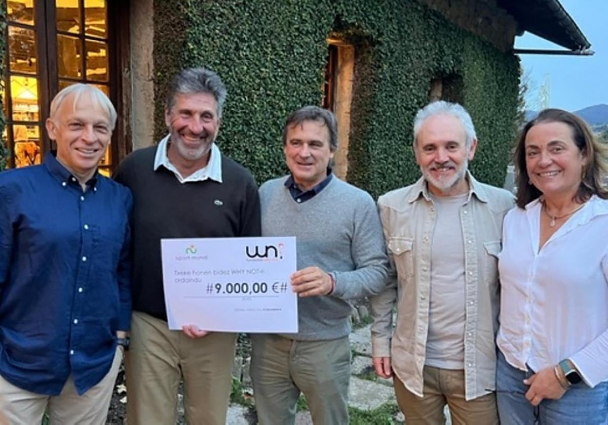 Juanan García, José Mari Olazabal, Pablo Munilla, Manu Amunarriz y Mercedes Ohlsson, en el acto de entrega del cheque.