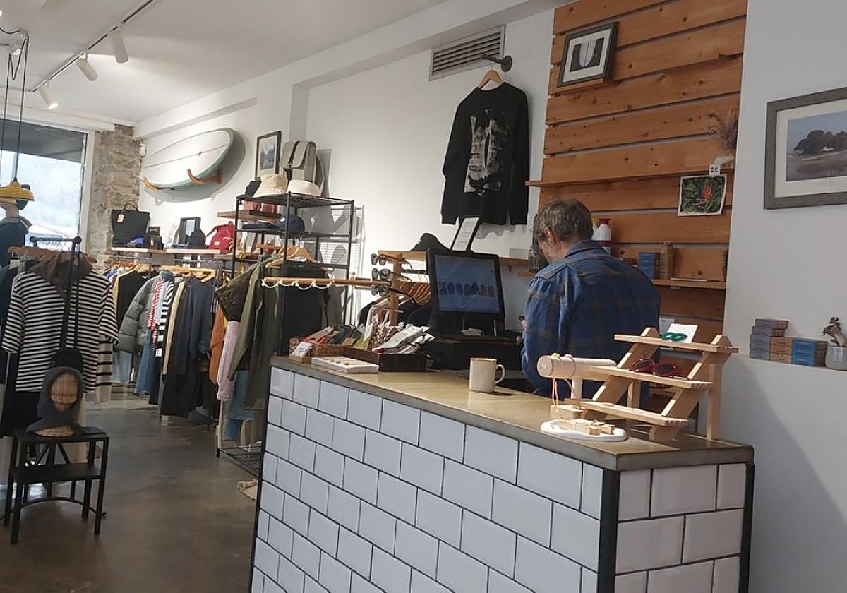 Arkupek kanpaina berria du martxan; argazkian, The Pass, arropa denda eta kafetegia, Kaia kalean.